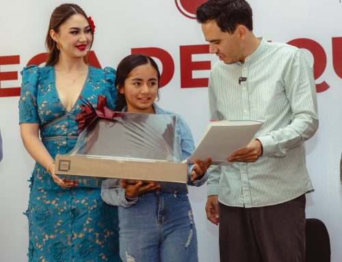 Apoyan Gobierno de Zacatecas y joven zacatecana migrante a estudiantes, con equipos de cómputo.