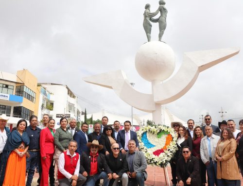 Coloca Gobierno del Estado ofrenda floral en honor a la comunidad zacatecana migrante